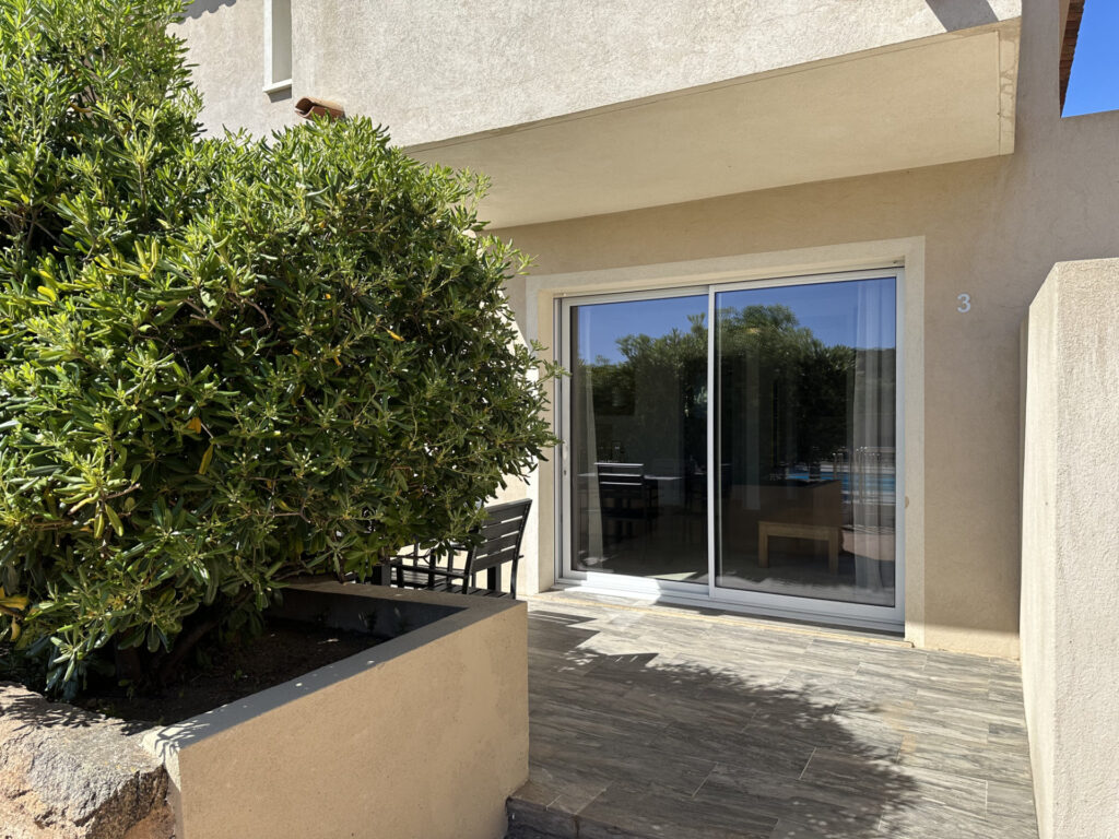Terrasse extérieure confortable avec salon de jardin, route de Palombaggia
