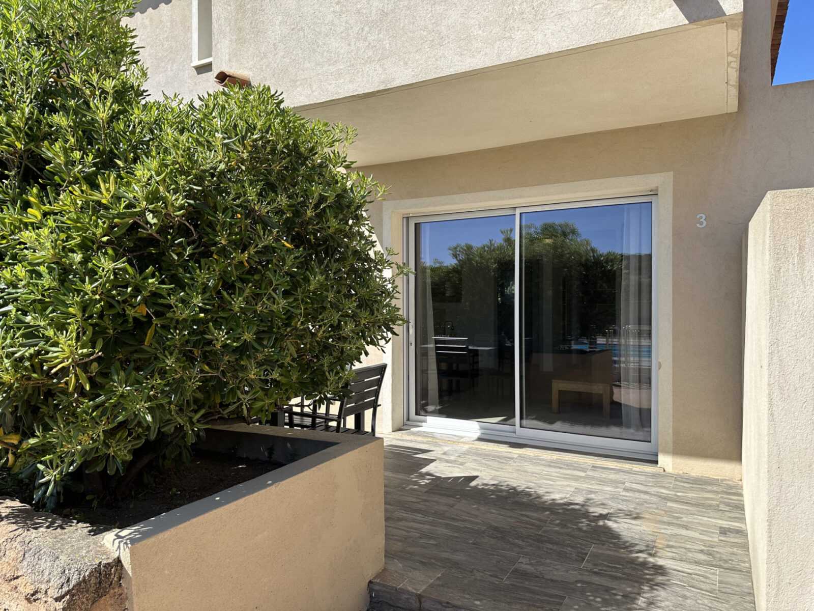 Terrasse extérieure confortable avec salon de jardin, route de Palombaggia