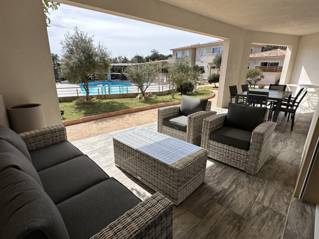 Terrasse extérieure aménagée proche de Palombaggia à Porto-Vecchio
