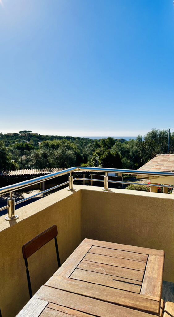 Terrasse extérieure avec balcon, vue mer sur Palombaggia