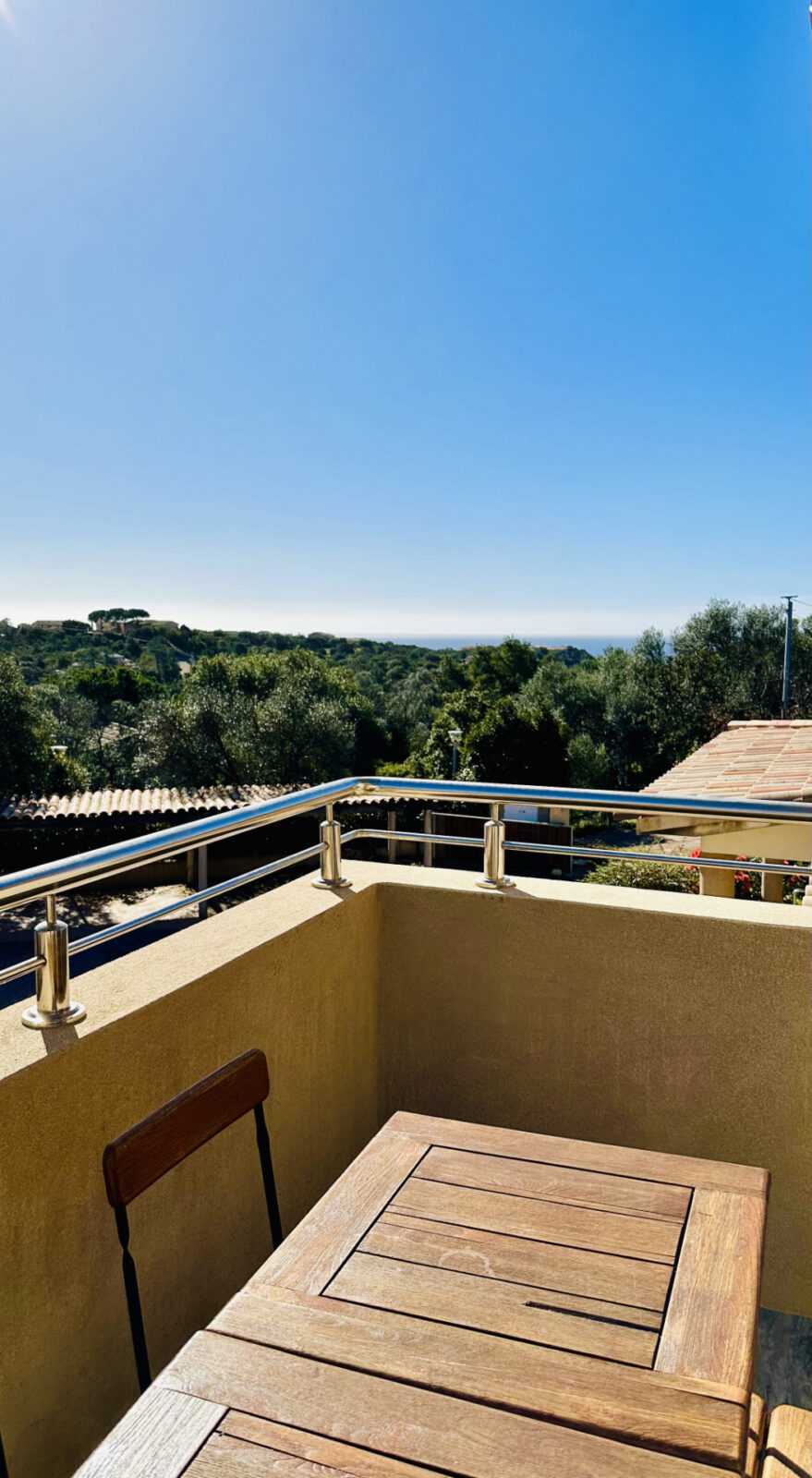 Terrasse extérieure avec balcon, vue mer sur Palombaggia