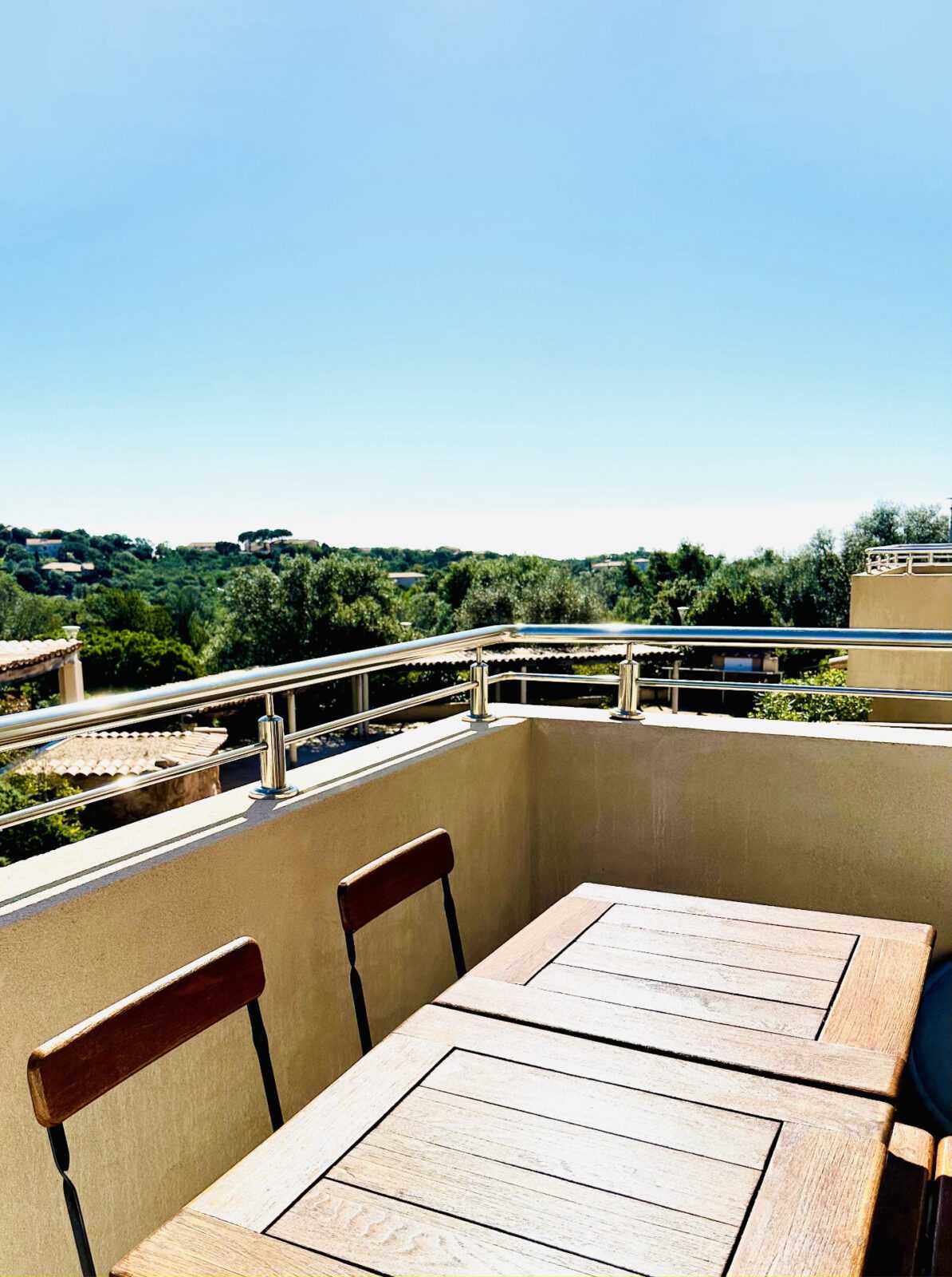 Terrasse extérieure, avec balcon, résidence de tourisme proche de Palombaggia